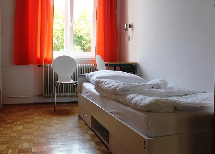 Auberge de jeunesse C - Punkt *