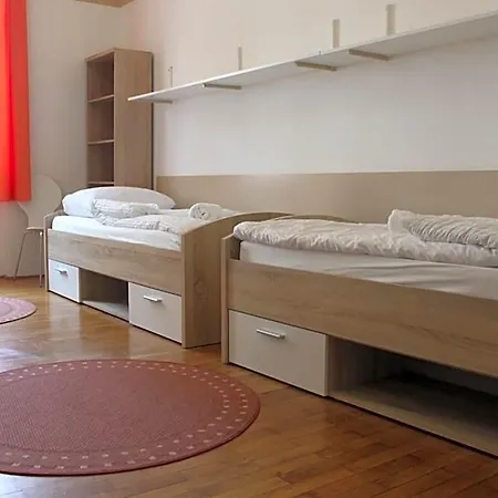 Auberge de jeunesse C - Punkt *