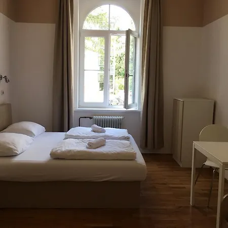 Auberge de jeunesse C - Punkt *
