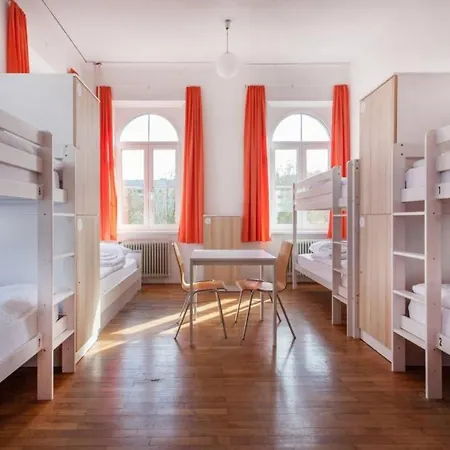 Auberge de jeunesse C - Punkt *